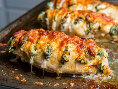 Пиле гребен пълнено със спанак, крема сирене и кашкавал - снимка на рецептата